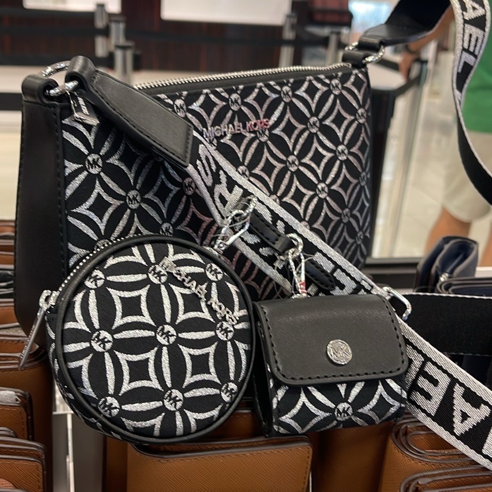 MICHAEL KORS Jet Set Travel Small Logo Jacquard Crossbody With Tech Attach - Blk